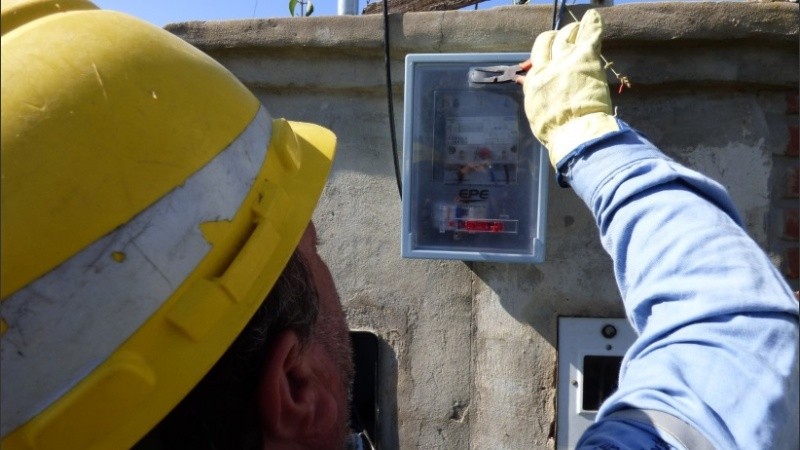 Cerca de 25 operarios de la EPE trabajaron en las tareas de regularización.