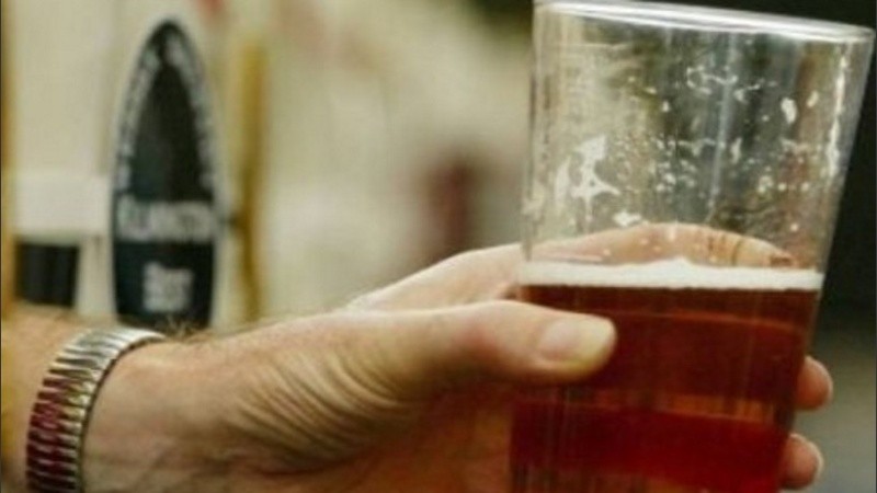 La mujer tomó la cerveza y descubrió restos que considera son de una rata.