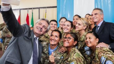 Fernández y Rossi despidieron a una misión de paz que viaja a Chipre.