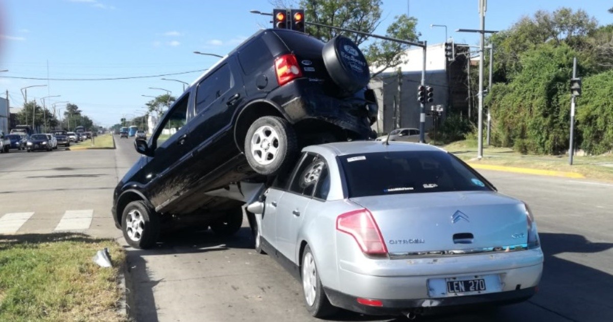 Triple choque en semáforo de zona sur un vehículo quedó montado sobre