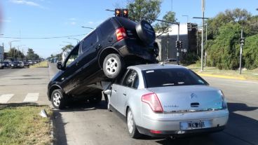 La Eco Sport quedó montada sobre el Citroen.