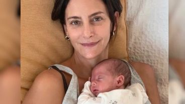 “Siesta con este bombón que nos tiene locos de amor”, escribió Lucha Aymar..