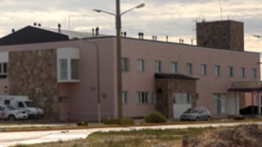 La víctima del ataque sexual dejó esta madrugada el Hospital Distrital de Puerto Deseado junto a su esposo, su hija y el hijo que vivía allí..