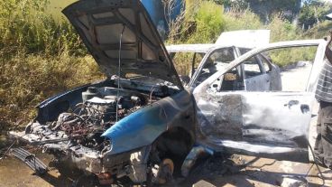 El coche incendiado este domingo.