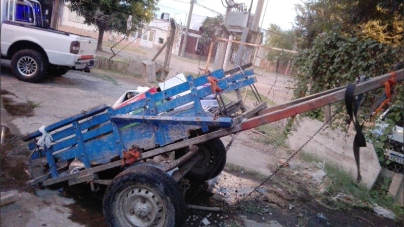 Los asaltantes llegaron en carro y los tres entraron a robar.