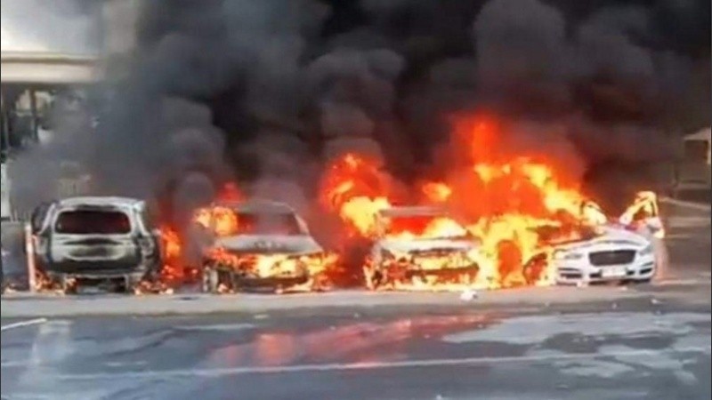Varios autos estacionados en el exterior del Hotel O'Higgins de Viña del Mar fueron quemados.
