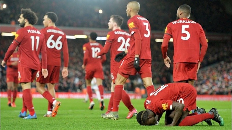 Sadio Mané besa el suelo luego de su gol.