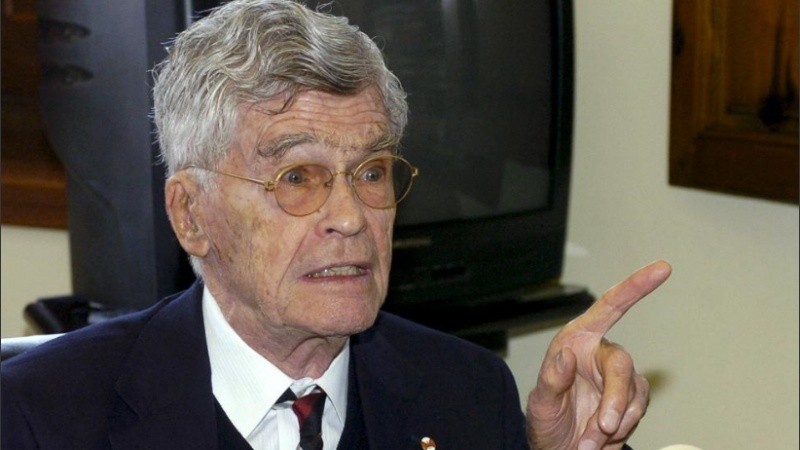 Bunge estudió física y matemática en la Universidad Nacional de La Plata.