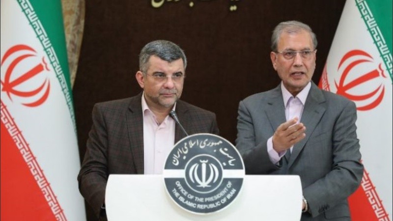 El viceministro de Salud iraní (izquierda) dio positivo por coronavirus.