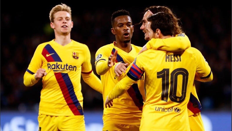 Griezmann festeja el gol del empate abrazando a Messi. 