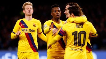 Griezmann festeja el gol del empate abrazando a Messi.