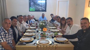 Los dirigentes con Tapia en la cabecera, entre ellos D'Amico y Carloni.