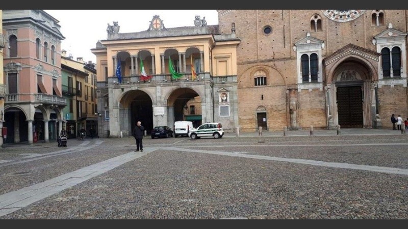 Diez localidades de la región de Lombardía continúan en cuarentena total. El Ejército y otras fuerzas policiales controlan la entrada y salida de personas.