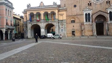 Diez localidades de la región de Lombardía continúan en cuarentena total. El Ejército y otras fuerzas policiales controlan la entrada y salida de personas.