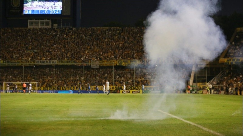 Una de las bombas de estruendo arrojadas en pleno partido ante el Lobo platense.