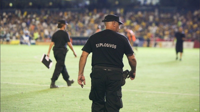 Un agente de la Brigada de Explosivos trabajando en medio del partido.