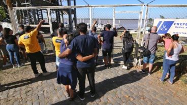 Familiares y allegados del joven siguieron de cerca el operativo.