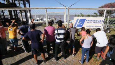 Familiares y allegados del joven siguieron de cerca el operativo.