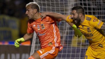 El festejo del Patón tras convertir el gol de la clasificación.