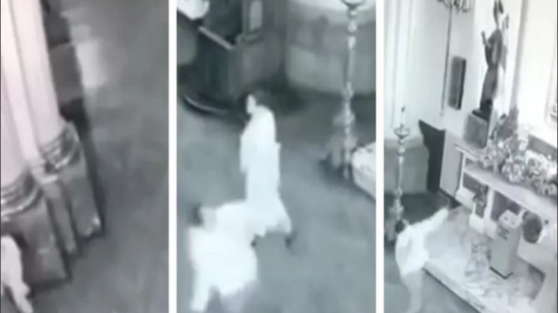 El hombre quedó grabado en el momento justo que lanzaba las piedras.