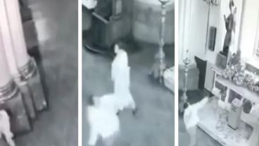 El hombre quedó grabado en el momento justo que lanzaba las piedras.