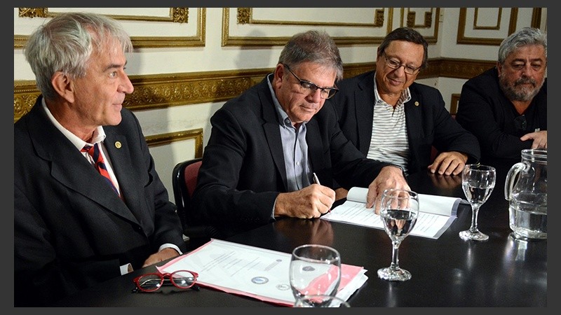 El convenio se encuentra abierto, a fin de que lo firmen otras personas e instituciones.