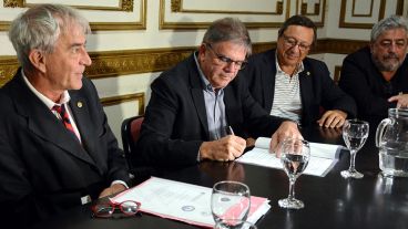 El convenio se encuentra abierto, a fin de que lo firmen otras personas e instituciones.