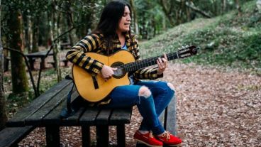 Dafne Usorach nació en la localidad cordobesa de Guatimozín y se dedicó a la música desde temprana edad.