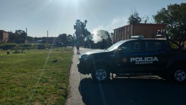 Los trabajos realizados en el basural, con custodia de la Policía.