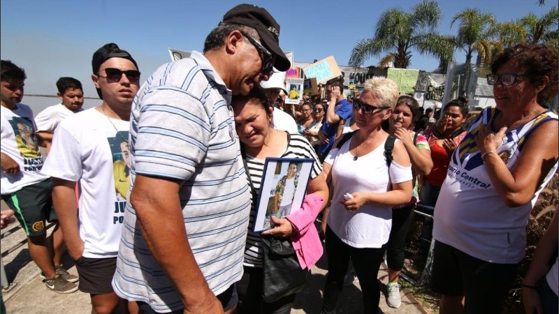 El dolor de la mamá de Carlos Orellano en la marcha en La Fluvial. 