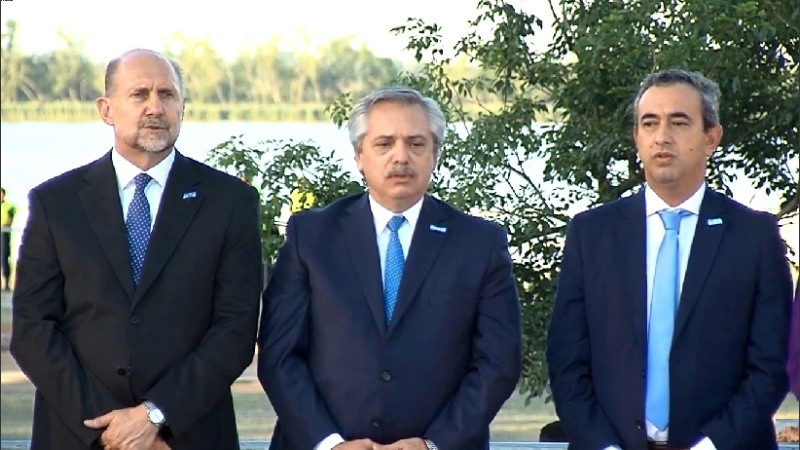 Gobernador, presidente e intendente en el centro del palco principal.