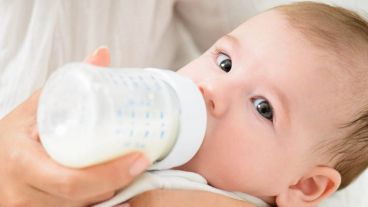 Además, se descubrió que las leches artificiales no contienen los anticuerpos presentes en la leche materna.