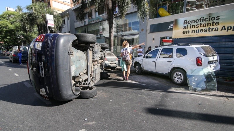 El auto volcó en medio de la transitada avenida Pellegrini. 