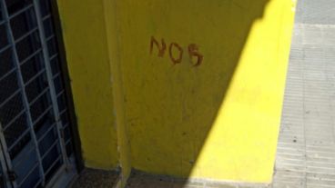 El curioso graffiti que dejó el joven que quiso robar y no pudo.