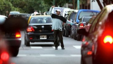 Denuncian que trapitos del Centenario cobran un abono mensual