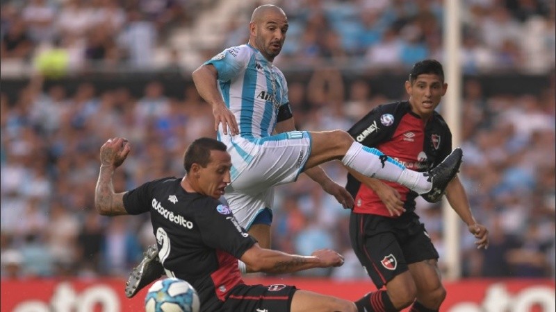 Lisandro López arremete ante la marca de Lema en una jugada del primer tiempo.