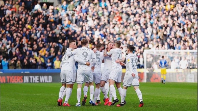 El Leeds de Bielsa festejó a lo grande la goleada de visitante. 