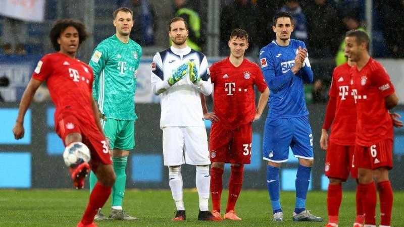 Los jugadores dejaron pasar el tiempo haciendo jueguitos entre ellos en el final del partido. 