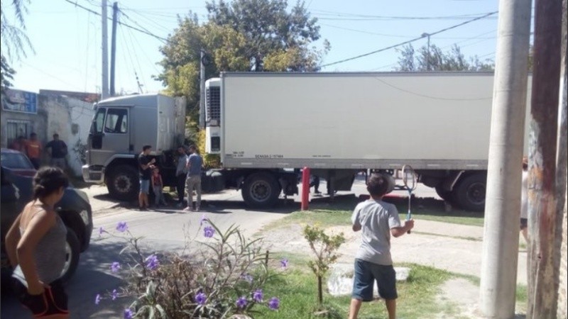 Así quedó el camión tras el robo y el posterior choque.