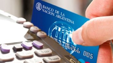 El reintegro rige para las compras que realicen con las tarjetas de débito de las cuentas donde se acreditan los beneficios, con un tope de hasta 700 pesos mensuales por beneficiario y de 1.400 pesos por hogar.