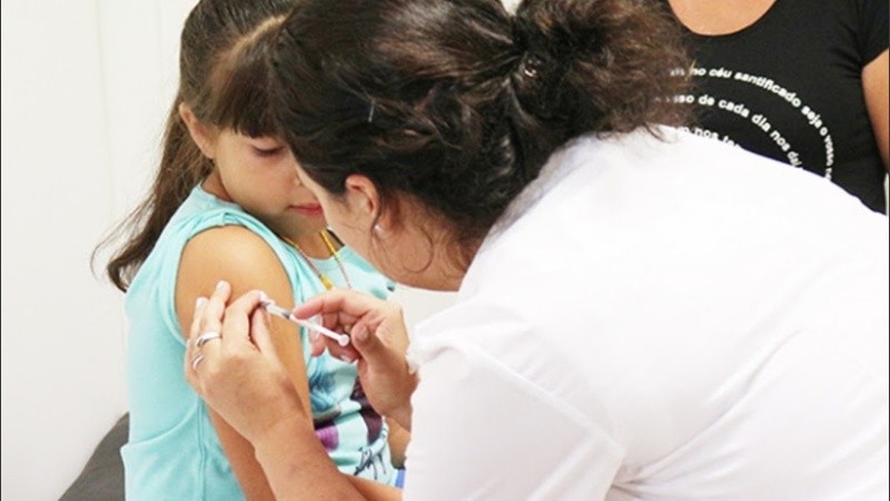 Según el Calendario Nacional, la vacuna del VPH está destinada a las niñas a las 11 años, que hayan nacido a partir del año 2000, y a los niños nacidos a partir del año 2006.