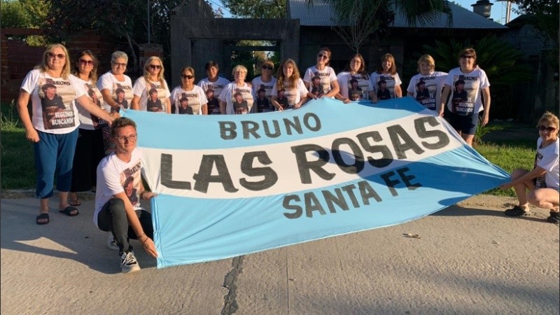 Vecinos de Las Rosas acompañan a Marisa Olguín en el reclamo.