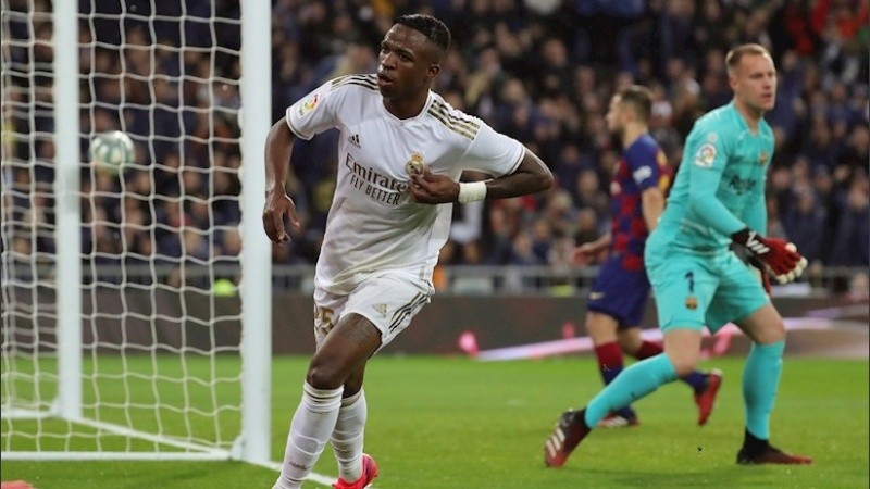 Vinicius definió una corrida por izquierda para el 1-0.