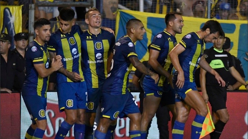 Los abrazos son para el goleador pero se destacaron varios