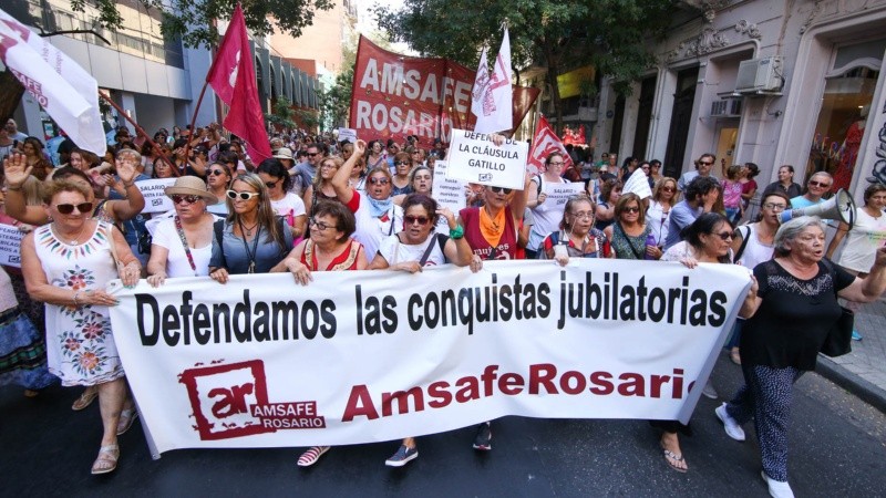 Docentes marcharon por las calles de Rosario.