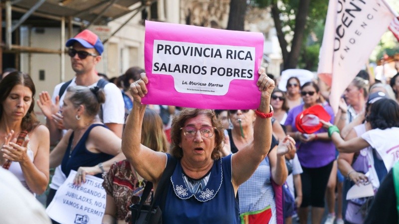 Nutrida marcha de maestros.