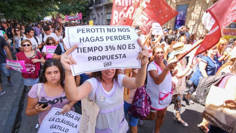 Nutrida marcha de maestros.
