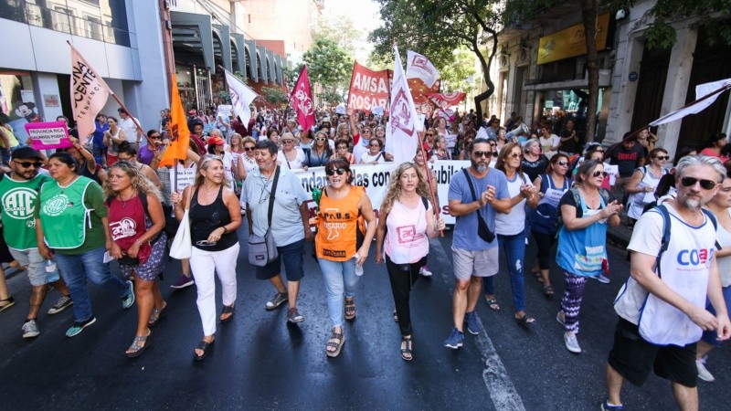 Nutrida marcha de maestros.