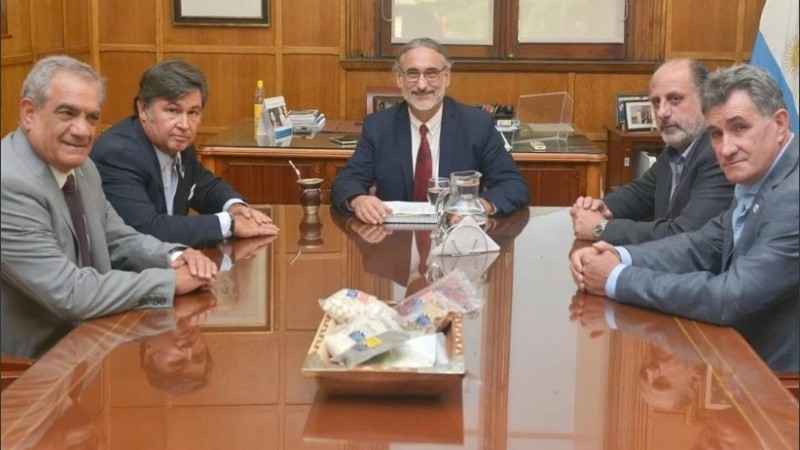 Reunión de la Mesa Enlace con el ministro Agricultura Luis Basterra.