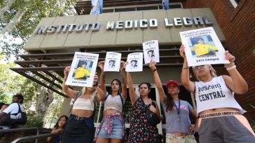 Familiares y amigos de Carlos Orellano piden justicia en la puerta del IML.